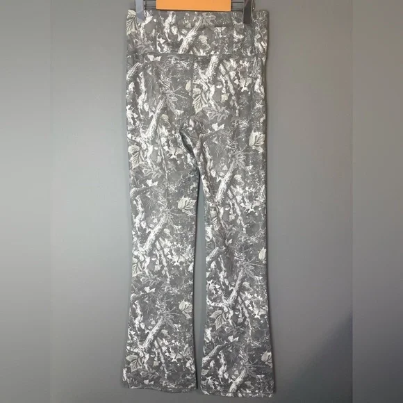 SWS Athletics Size M, Women's Camouflage Patterned Flared Leg Pants, Stretchy - Picture 5 of 6